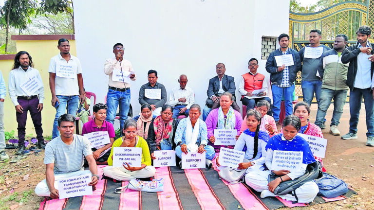 Chaibasa News : कोल्हान विश्वविद्यालय के मुख्य गेट पर यूजीसी के समर्थन में धरना