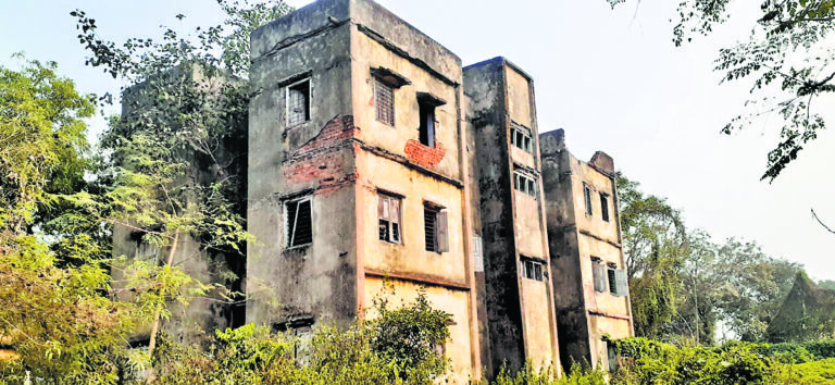 East Singhbhum News : जर्जर भवन में जान जोखिम में डाल रहने को विवश हैं कर्मी
