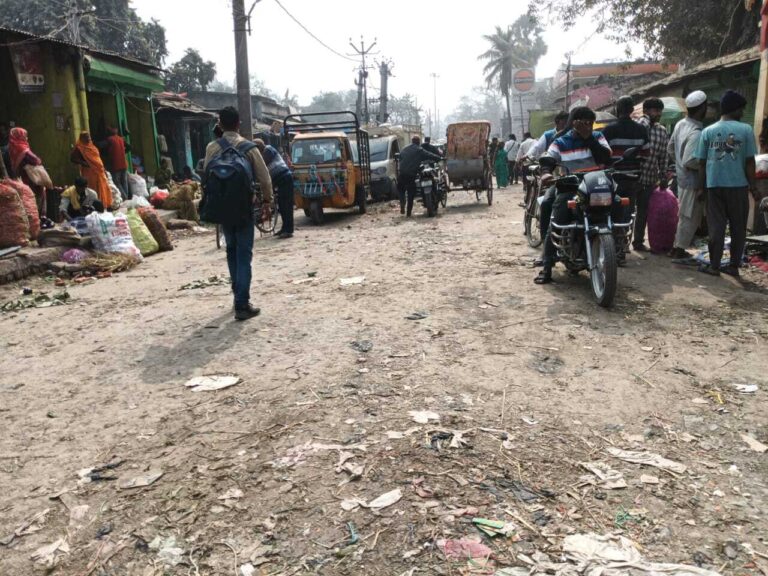 कचरे के कारण सब्जी मंडी सड़क निर्माण में आ रही दिक्कत