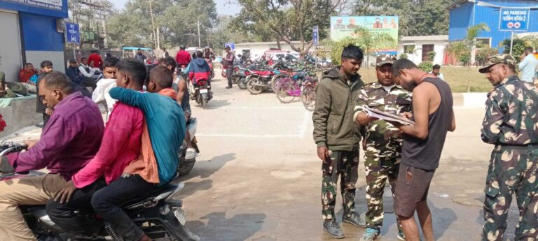 प्राइवेट एंबुलेंस से जाने वाले मरीजों को सुरक्षाकर्मी ले रहे जानकारी