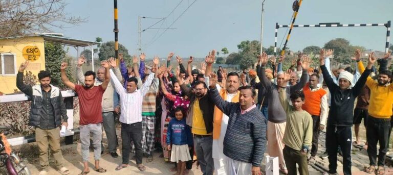 थावे के भेड़िया गांव में रेलवे अंडरपास के निर्माण का विरोध, ग्रामीणों ने रोका काम