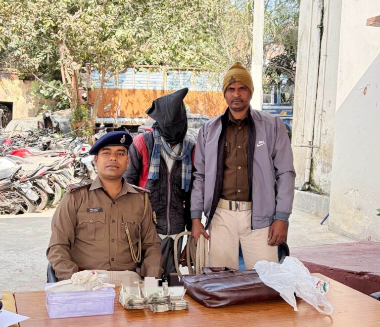 एक लाख 71 हजार रुपये के साथ कट्टा बरामद