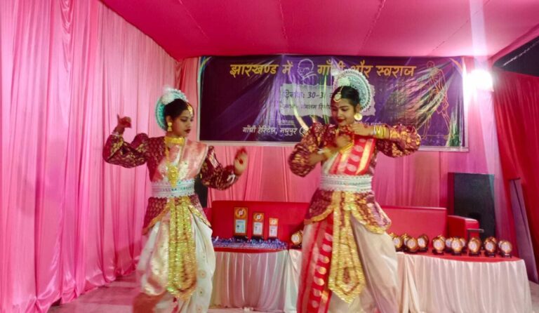 ईश्वर अल्लाह तेरे नाम, सबको सन्मति दे भगवान…पर छात्राओं ने दी मनमोहक प्रस्तुति