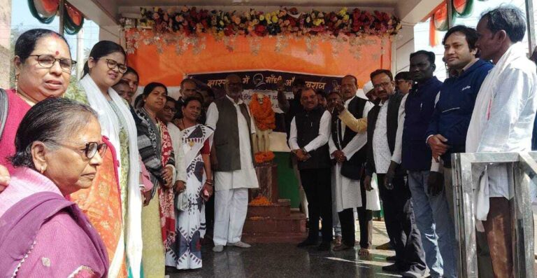 महात्मा गांधी की प्रतिमा पर माल्यार्पण कर किया नमन