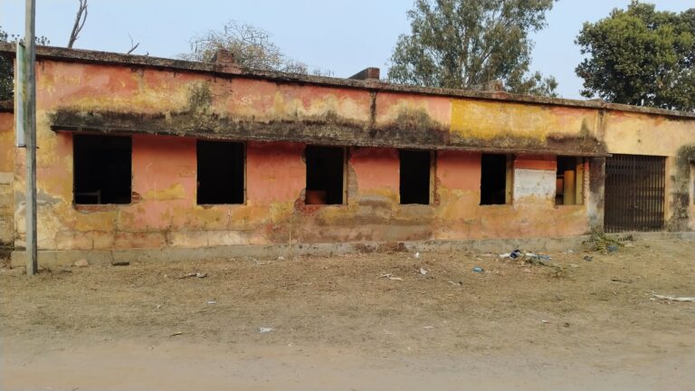 नाराणयपुर प्रखंड कार्यालय परिसर से गायब हो रहे हैं खिड़की-दरवाजे
