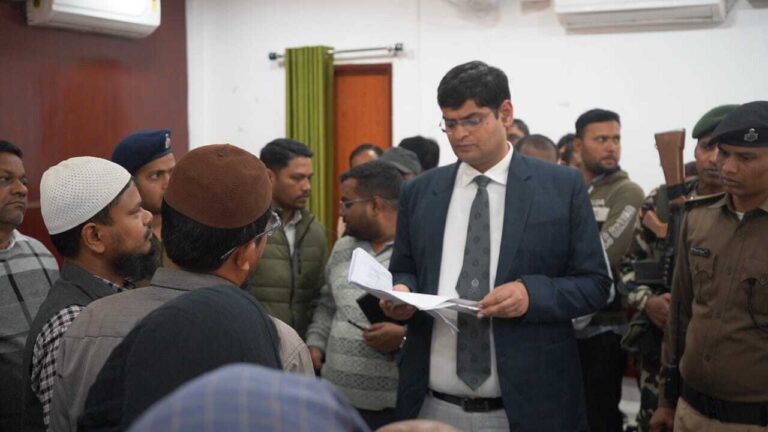 लोगों की शिकायतों का करें समाधान : डीएम