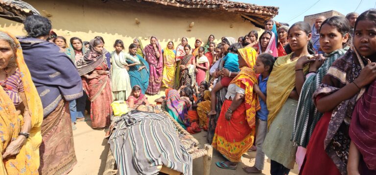 झुमराज स्थान जा रहा ट्रैक्टर पलटा, एक की मौत आठ घायल