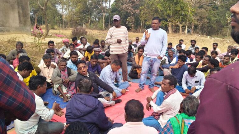 East Singhbhum News : सुंदरपुर गांव में कार्डधारियों को राशन नहीं मिलने पर ग्रामसभा, ग्रामीणों में आक्रोश