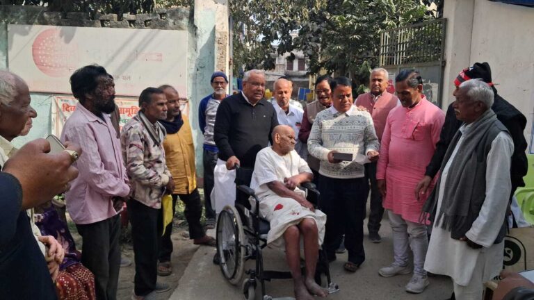 पूर्व उपमुख्यमंत्री ने दिव्यांगों के बीच बांटा सहायक उपकरण
