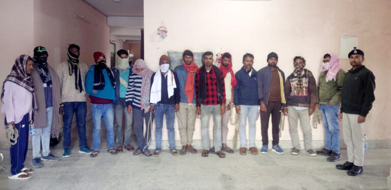 अलग-अलग जगहों से तीन तस्कर व 11 शराबी गिरफ्तार