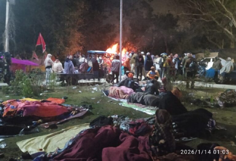 कोई चिता की आग के बगल में तो कोई सफेद बालू पर सोने को मजबूर, गंगासागर पर ऐसे गुजरी तीर्थयात्री की रात