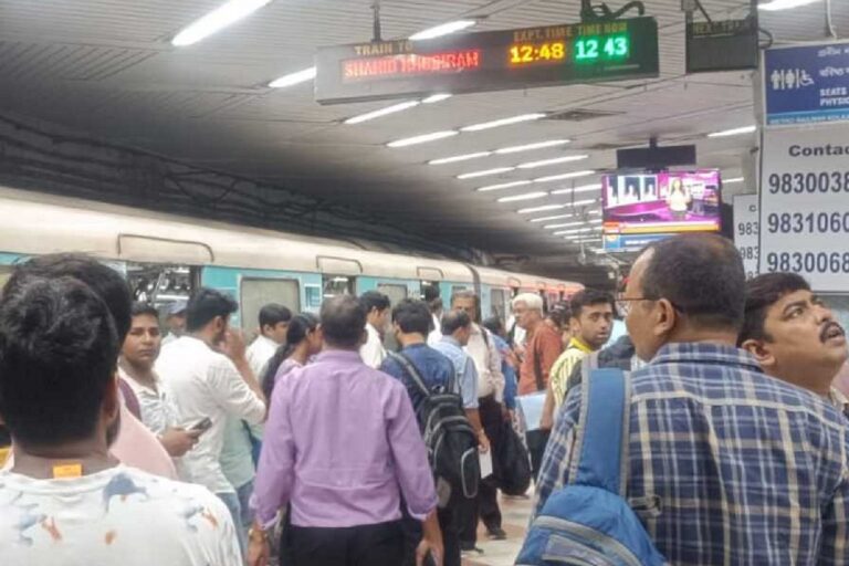 Kolkata news: कोलकाता मेट्रो सेवा बाधित! शहीद खुदीराम से दक्षिणेश्वर तक घंटों परेशान रहे यात्री
