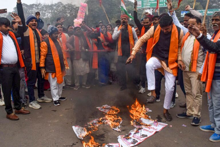 बांग्लादेश में एक और हिंदू पर हमला, बदमाशों ने पेट्रोल डालकर लगा दी आग, हालत गंभीर