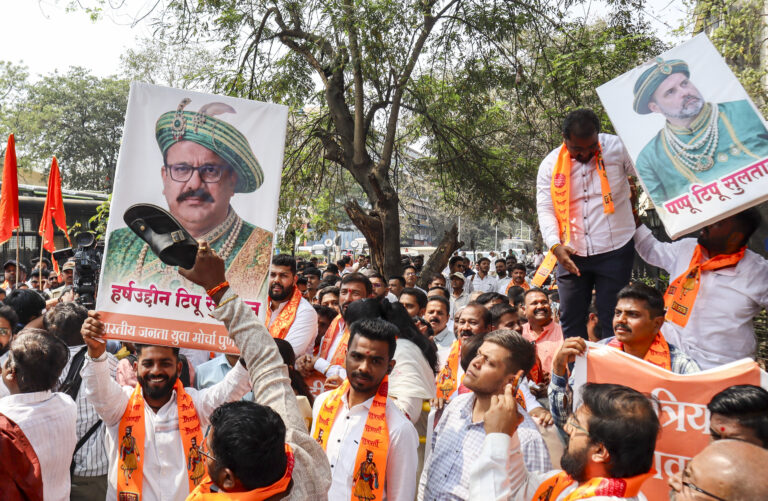 शिवाजी-टीपू सुल्तान तुलना पर पुणे में हिंसा, भाजपा-कांग्रेस कार्यकर्ताओं में पथराव, नौ घायल
