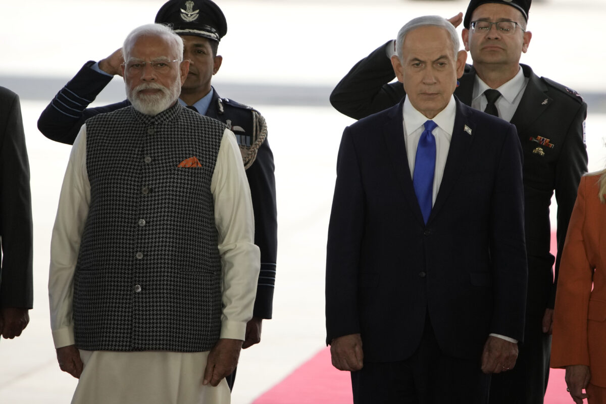 इजरायल पहुंचे पीएम मोदी, नेतन्याहू ने लगाया गले, देखें स्वागत की तस्वीरें 5 25021 Ap02 25 2026 000202B