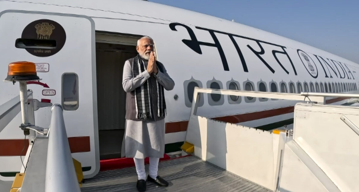 इजरायल पहुंचे पीएम मोदी, नेतन्याहू ने लगाया गले, देखें स्वागत की तस्वीरें 1 25021 Pti02 25 2026 000026B