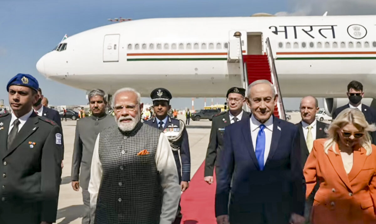 इजरायल पहुंचे पीएम मोदी, नेतन्याहू ने लगाया गले, देखें स्वागत की तस्वीरें 8 25021 Pti02 25 2026 000167B