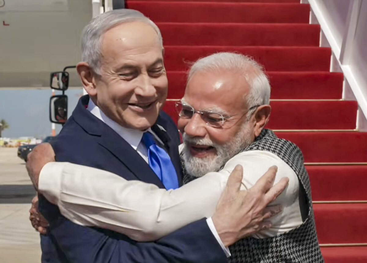 इजरायल पहुंचे पीएम मोदी, नेतन्याहू ने लगाया गले, देखें स्वागत की तस्वीरें 2 25021 Pti02 25 2026 000171B