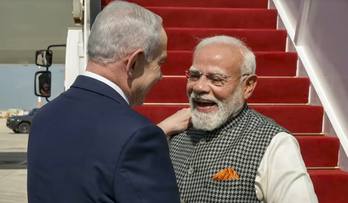 इजरायल पहुंचे पीएम मोदी, नेतन्याहू ने लगाया गले, देखें स्वागत की तस्वीरें 4 25021 Pti02 25 2026 000173B