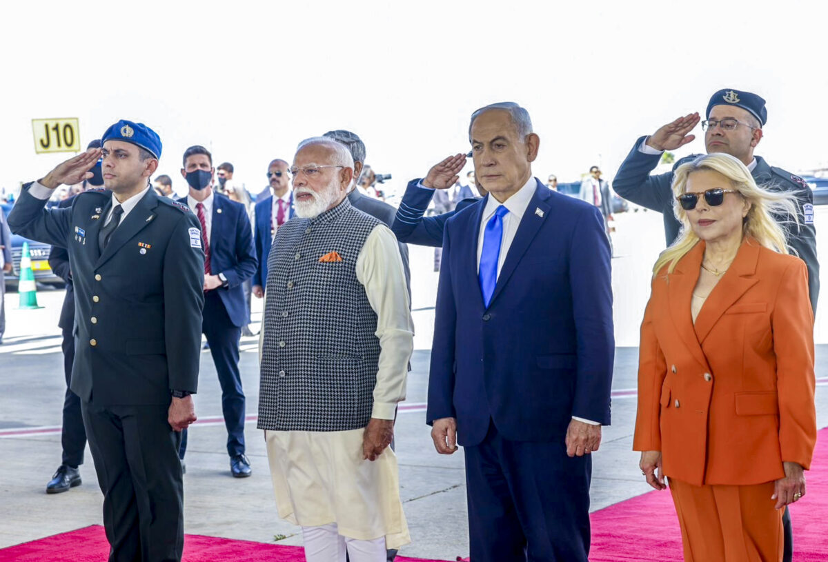 इजरायल पहुंचे पीएम मोदी, नेतन्याहू ने लगाया गले, देखें स्वागत की तस्वीरें 6 25021 Pti02 25 2026 000197B
