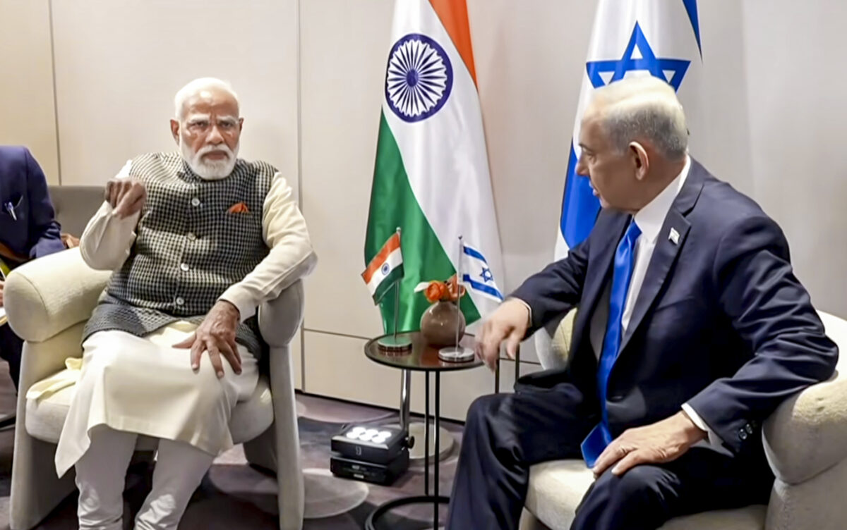 इजरायल पहुंचे पीएम मोदी, नेतन्याहू ने लगाया गले, देखें स्वागत की तस्वीरें 7 25021 Pti02 25 2026 000220B