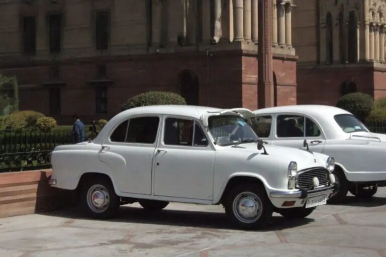 मंत्री से लेकर अफसर तक की पहली पसंद थी Ambassador, फिर क्यों सड़कों से हो गई गायब?