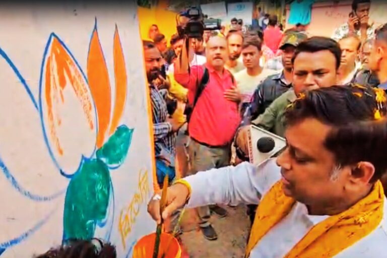 बंगाल चुनाव 2026: दीवाल पर भाजपा का चुनाव प्रचार शुरू, सुकांत मजूमदार ने की पेंटिंग