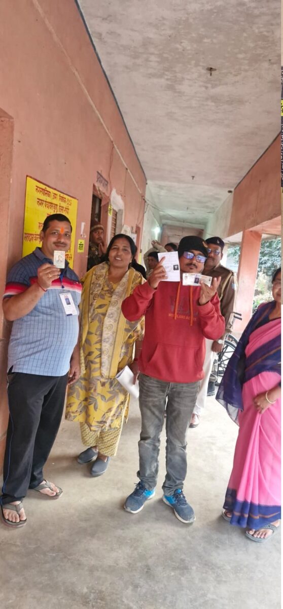 बुंडू में मतदाताओं का दिखा उत्साह, सुबह से ही वोट करने के लिए लगी कतार 1 Bundu Civic Polls 1