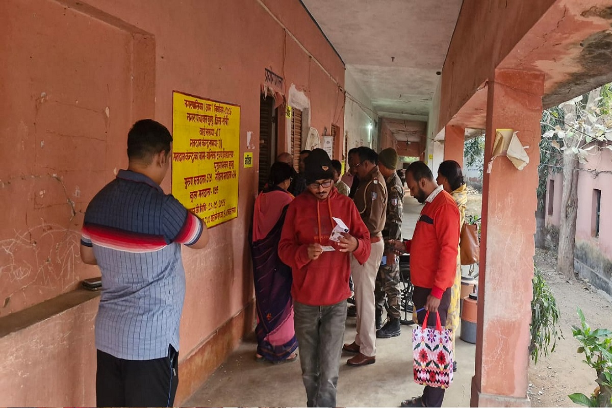 बुंडू में मतदाताओं का दिखा उत्साह, सुबह से ही वोट करने के लिए लगी कतार 5 Bundu Civic Polls 2