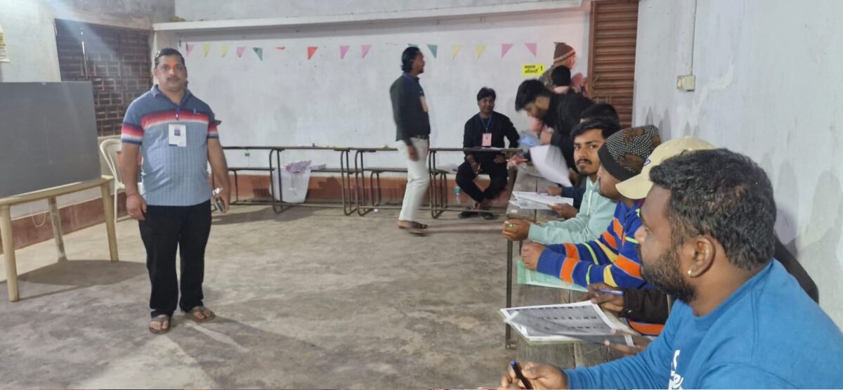 बुंडू में मतदाताओं का दिखा उत्साह, सुबह से ही वोट करने के लिए लगी कतार 4 Bundu Civic Polls 3
