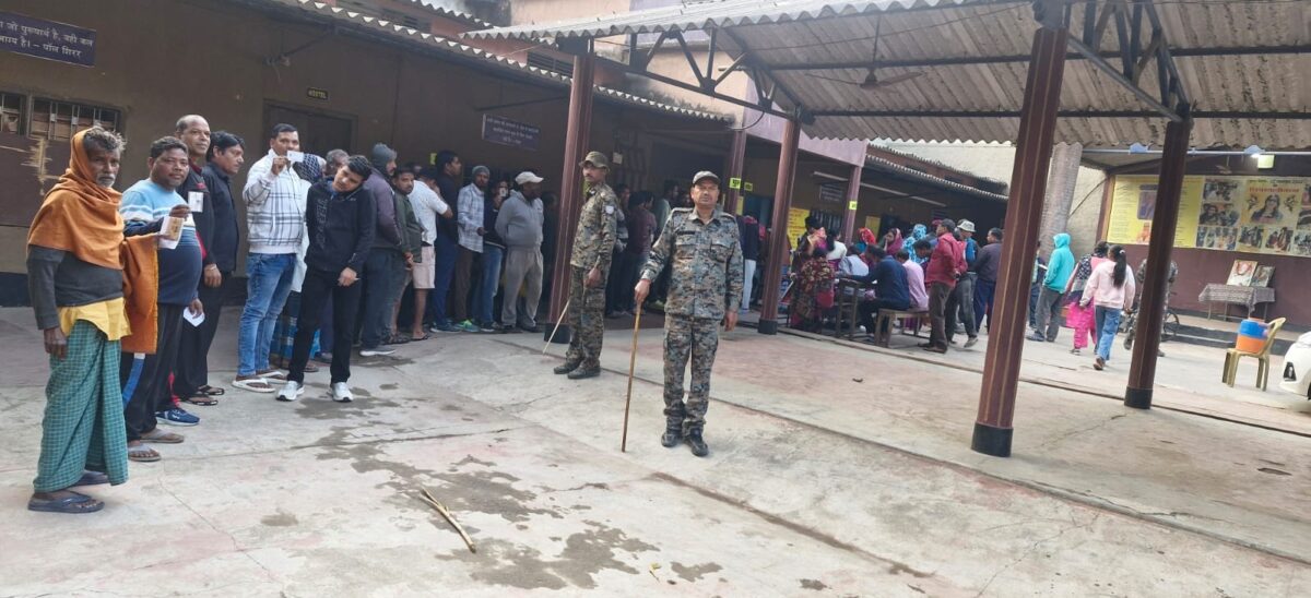 बुंडू में मतदाताओं का दिखा उत्साह, सुबह से ही वोट करने के लिए लगी कतार 2 Bundu Civic Polls 4 1