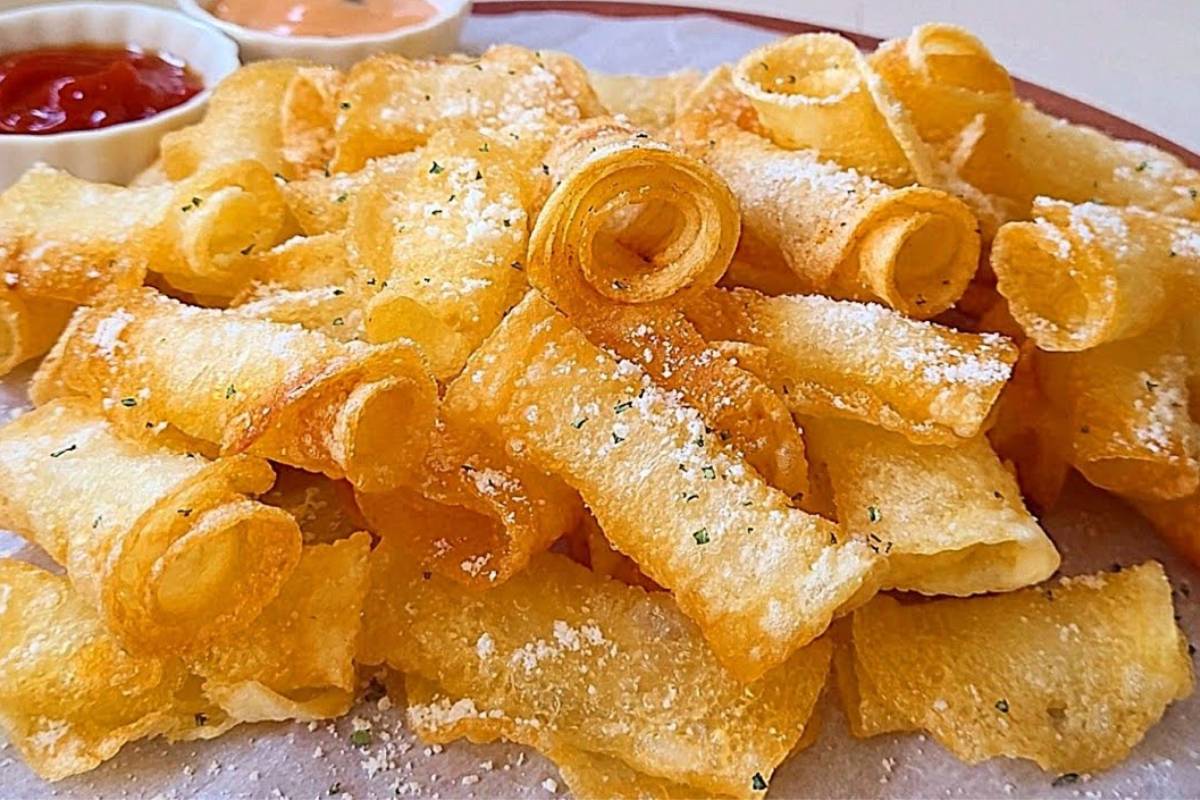 Potato Roll Chips Recipe: आलू से बना यह कुरकुरा नाश्ता, एक बार खिलाया तो मेहमान करेंगे बार-बार डिमांड 1 Potato Roll Chips Recipe: आलू रोल चिप्स कैसे बनाएं?