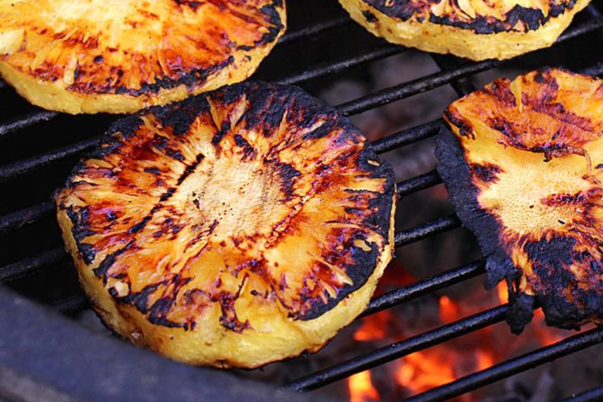 Grilled Pineapple Recipe: वेज स्टार्टर में हर बार पनीर क्यों? इस बार ट्राय करें तंदूरी पाइनएप्पल, मेहमान भी पूछेंगे रेसिपी 1 Grilled Pineapple Party Starter