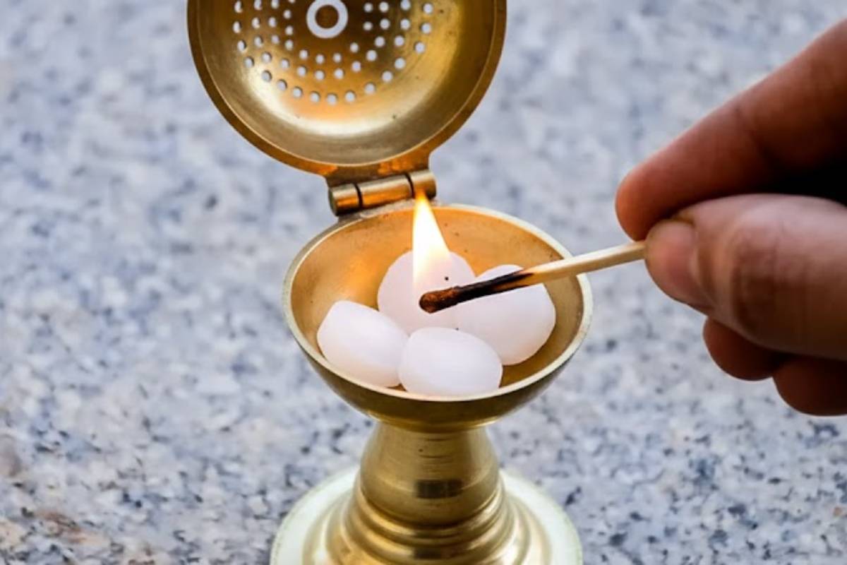 कपूर की टिकिया को इस तरह रखें संभालकर - खुशबू भी रहेगी और नरमाहट भी नहीं आएगी 2 Kapoor Storage Tips And Ideas Min