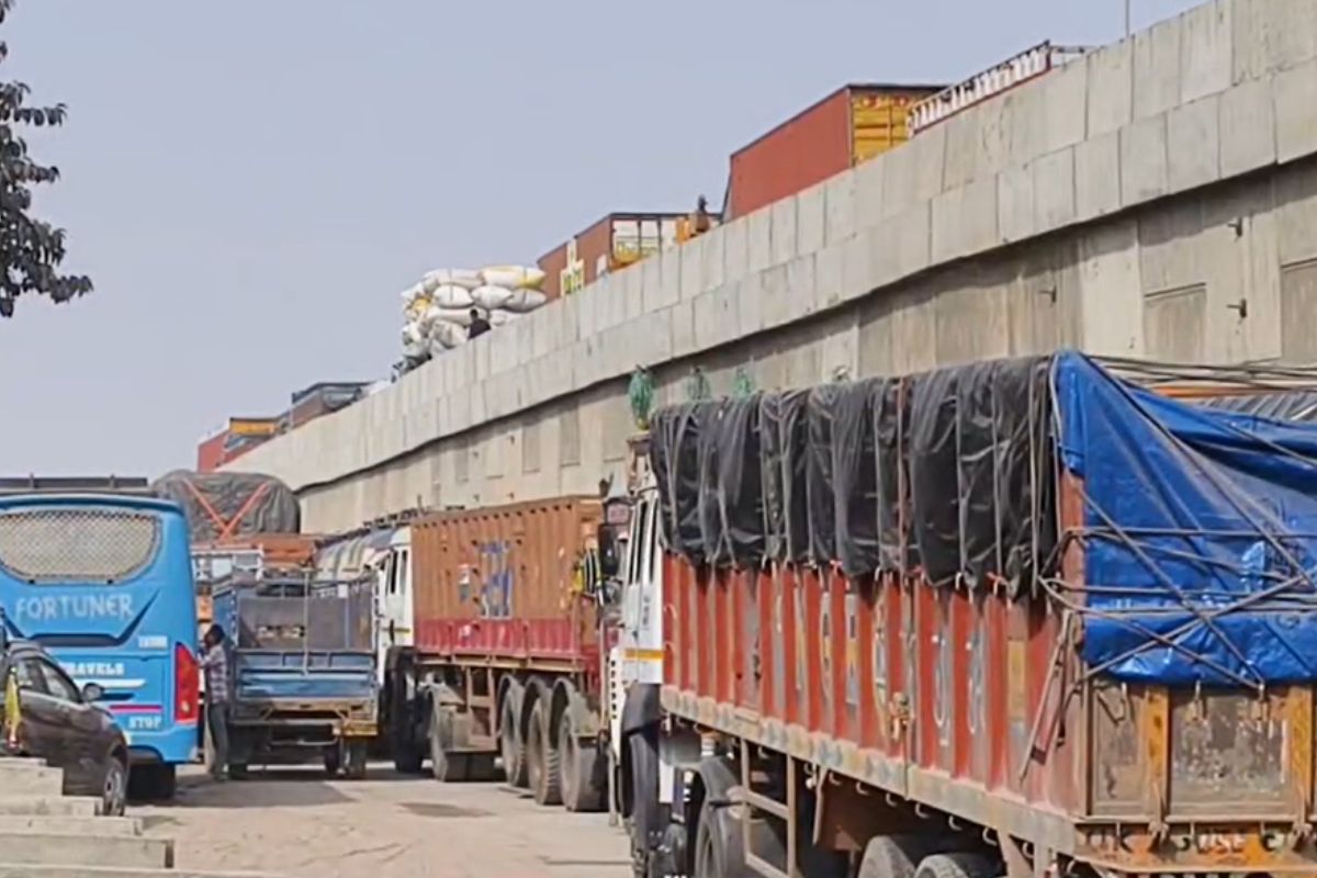 NH-19 पर 60 घंटे से जाम में फंसे हजारों वाहन, औरंगाबाद में मचा हाहाकार