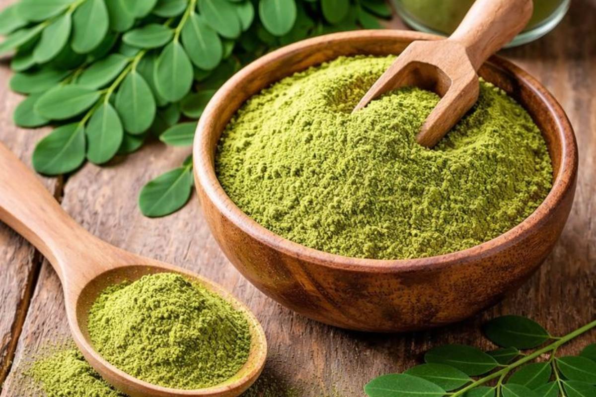 Moringa For Hair: मोरिंगा से पाएं हेल्दी, शाइनी और स्ट्रॉन्ग बाल – ये 2 आसान तरीके आएंगे आपके काम 1 Moringa Powder Hair Mask