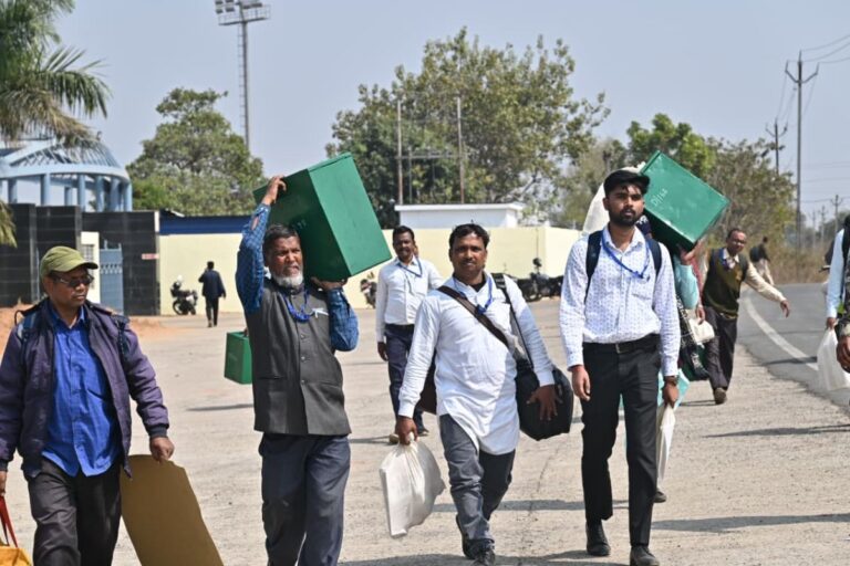 Deoghar: कुमैठा डिस्पैच सेंटर से रवाना हुईं पोलिंग पार्टियां, सोमवार को मतदान