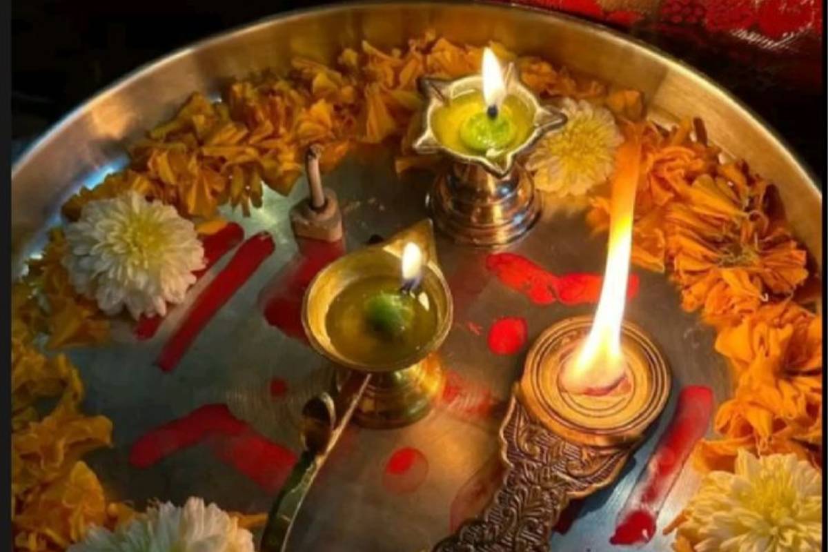 कपूर की टिकिया को इस तरह रखें संभालकर - खुशबू भी रहेगी और नरमाहट भी नहीं आएगी 1 Right Way To Store Camphor Min