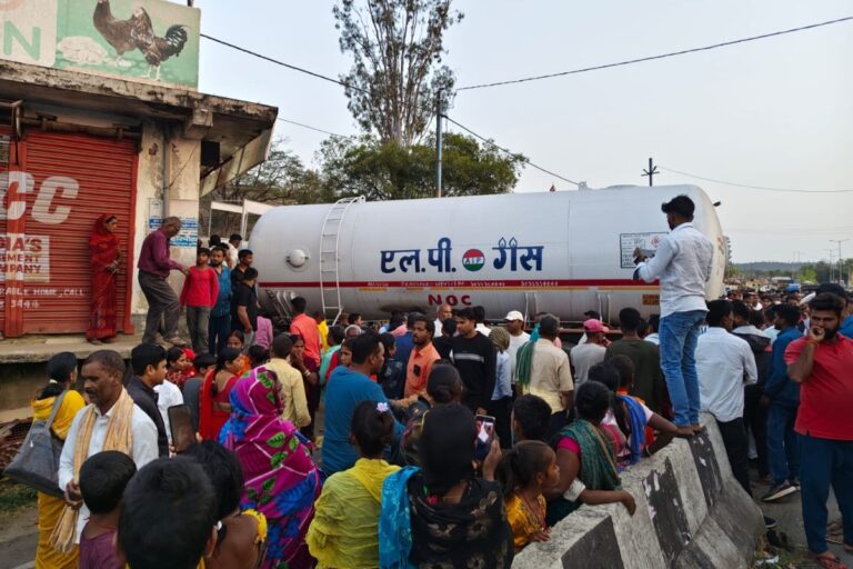 Koderma: टैंकर ने सवारी गाड़ी को मारी टक्कर, फिर लोगों को रौंदा; एक की मौत