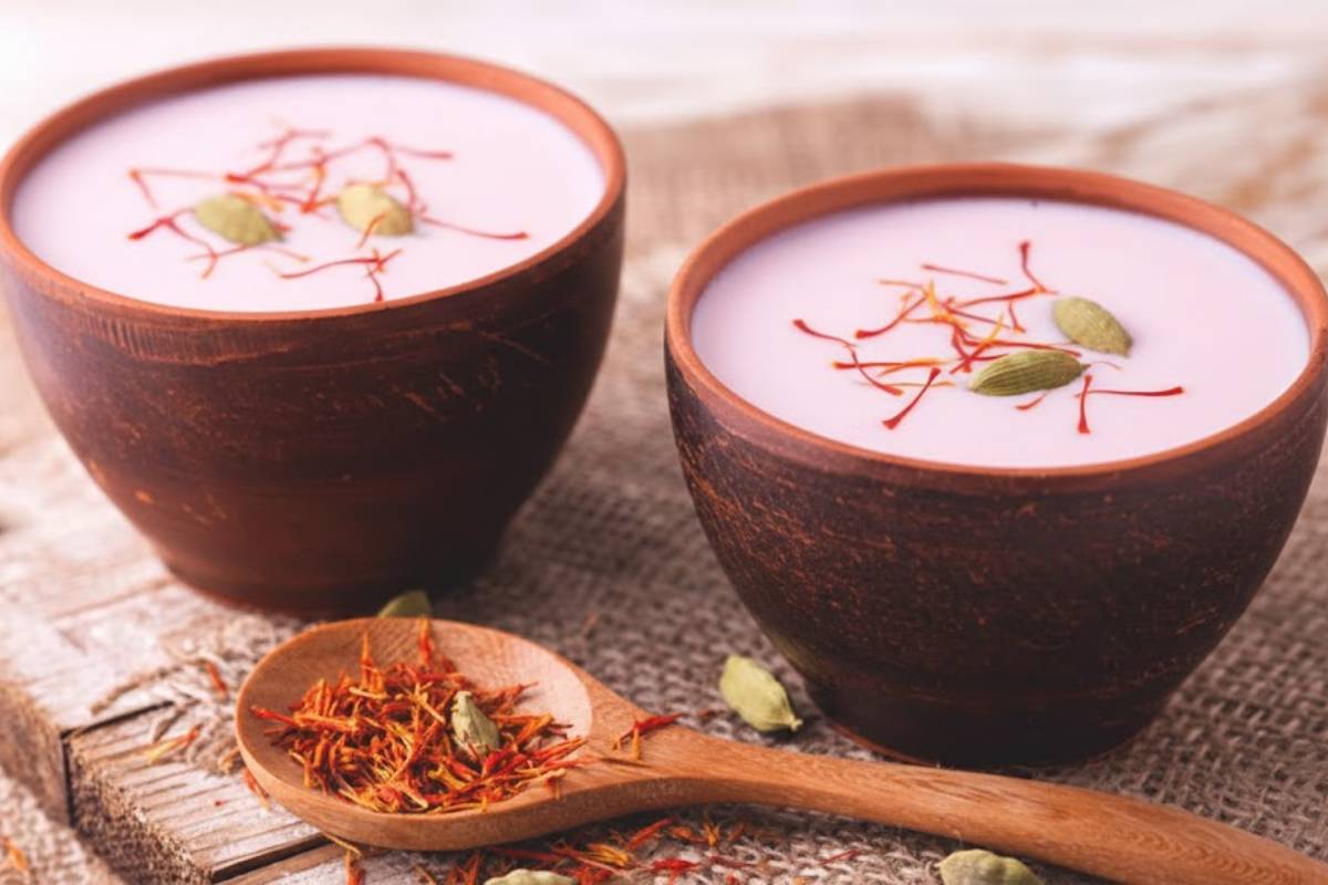 महाशिवरात्रि भोग के लिए बनाएं गुलाब की खुशबू वाली ठंडी-ठंडी रोज ठंडाई 2 Rose Thandai Recipe Min