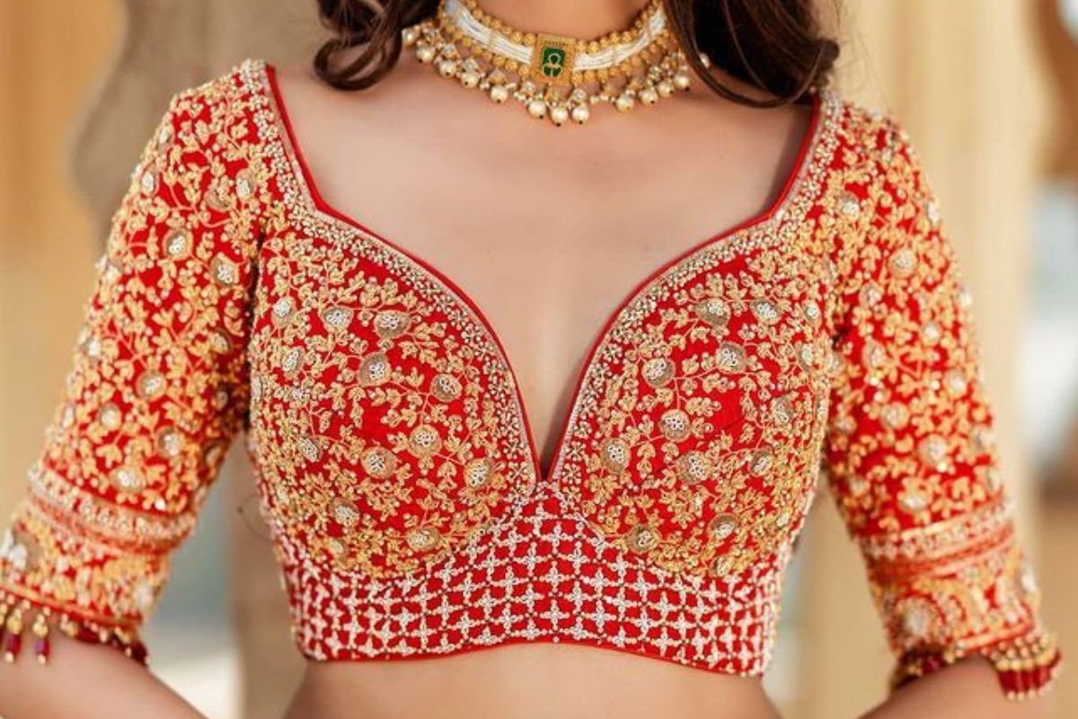 दुल्हन के लुक में चार चांद लगा देंगे ये लेटेस्ट ब्लाउज डिजाइंस, देखें सबसे खूबसूरत पैटर्न्स 5 Sweetheart Neckline Bridal Blouse Design