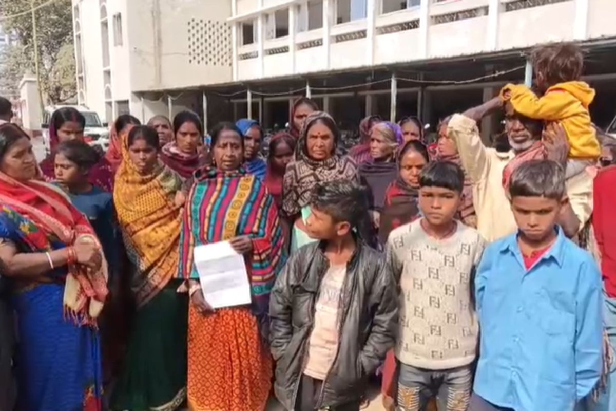 Bihar Bulldozer Action Video: अतिक्रमण हटाओ का नोटिस मिलते ही DM के पास पहुंचा पीड़ित परिवार, घर बचाने की लगाई गुहार
