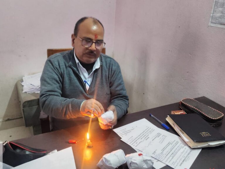 मध्याह्न भोजन में कीड़े मिलने से मचा हड़कंप