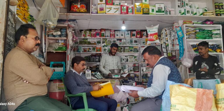 खाद की कालाबाजारी को ले प्रशासन ने तीन दुकानों का किया औचक जांच