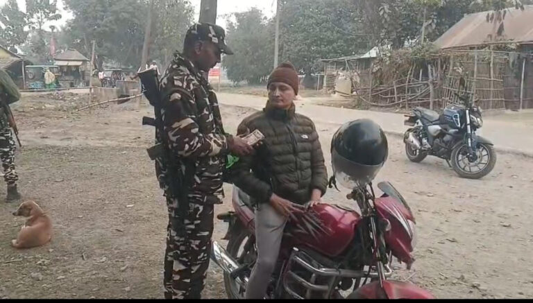 एक लाख भारतीय व छह हजार नेपाली रुपये के साथ एक गिरफ्तार