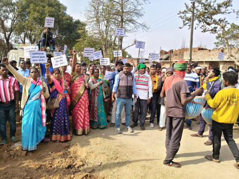 Giridih News :संताल समाज ने किया हरलाडीह ओपी का घेराव