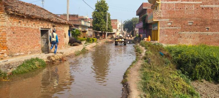 ग्रामीणों के लिए नासूर बना नसेज गांव में मुख्य सड़क पर जलजमाव