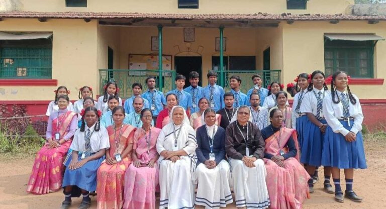 विद्यार्थियों को समारोह आयोजित कर विदाई दी गयी