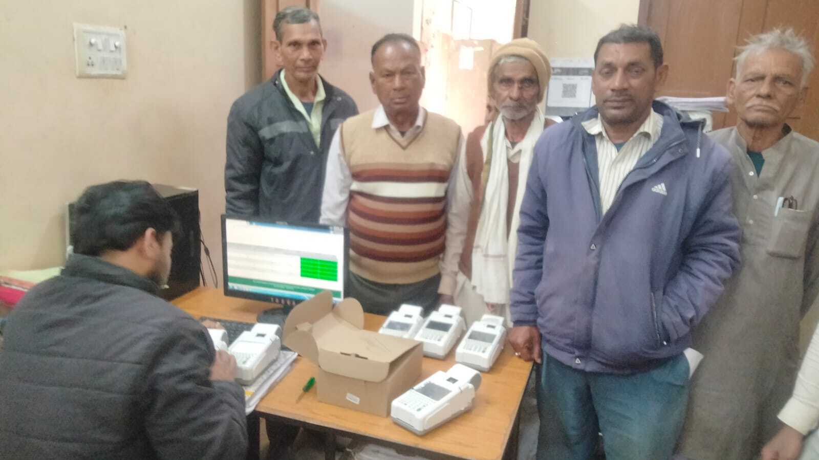 Deoghar news : फोर जी इ-पॉश मशीन से भी अंगूठा स्कैन कराने में आ रहीं दिक्कतें, अनाज मिलने में परेशानी