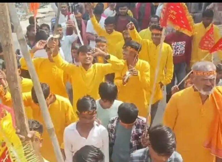 श्रीमद् भागवत कथा को ले निकाली गयी भव्य शोभा यात्रा